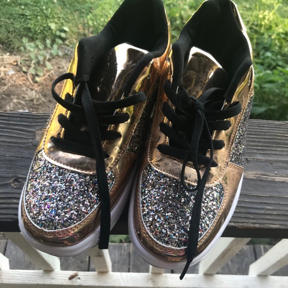 🍁5/30$!! NWOT Gold & Glitter Rounded Bottom Sneakers - Picture 2 of 12